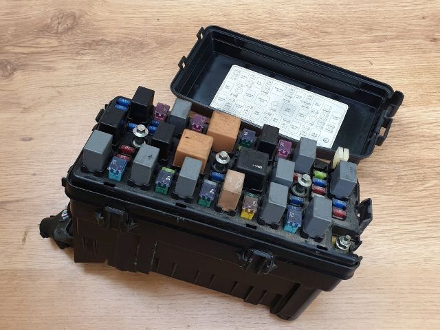 bontott OPEL ANTARA Biztosítéktábla Motortér