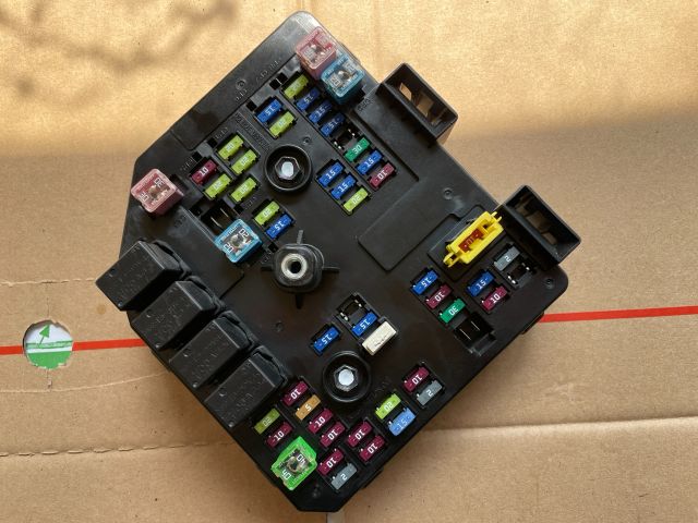 bontott OPEL ANTARA Biztosítéktábla Utastér