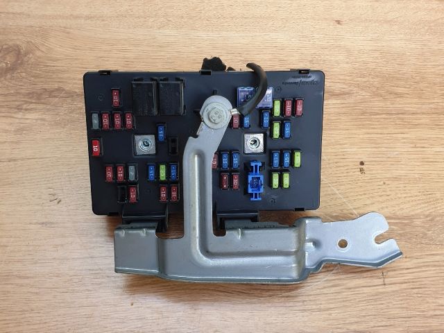 bontott OPEL ANTARA Biztosítéktábla Utastér