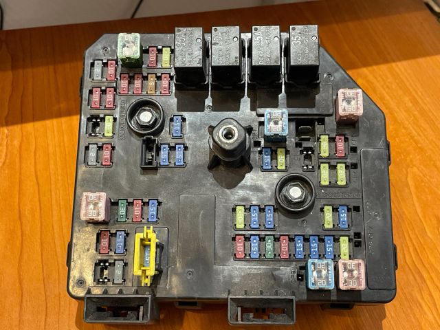 bontott OPEL ANTARA Biztosítéktábla Utastér