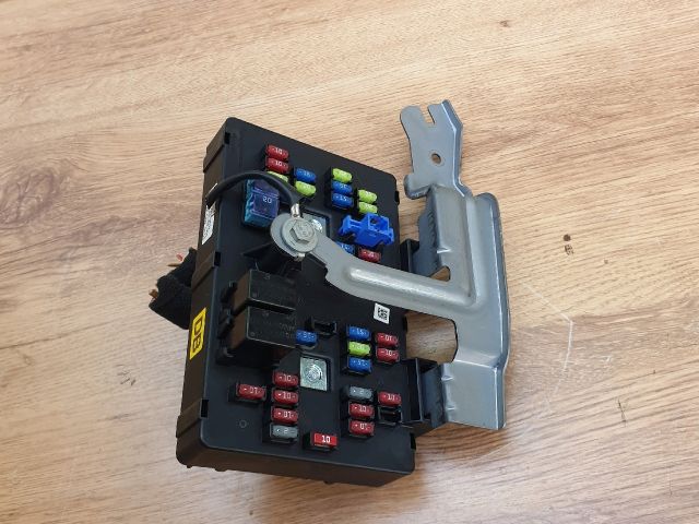 bontott OPEL ANTARA Biztosítéktábla Utastér