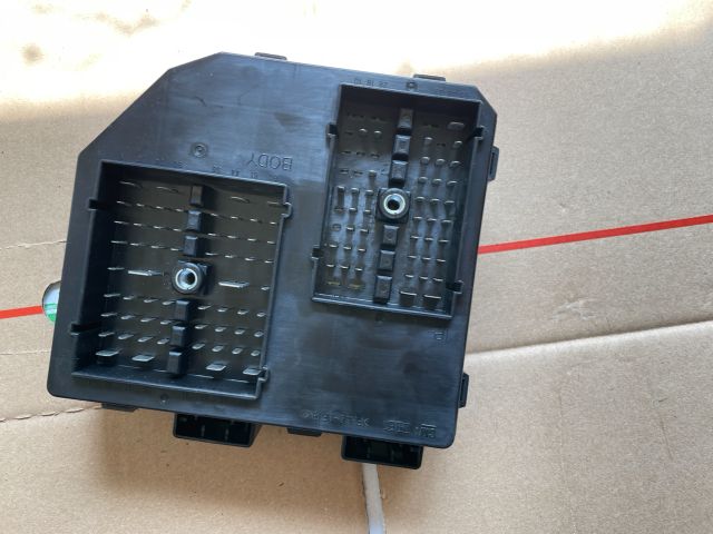 bontott OPEL ANTARA Biztosítéktábla Utastér