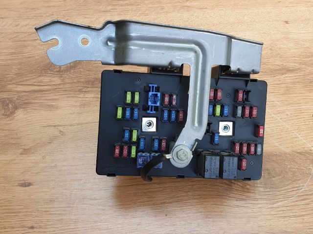 bontott OPEL ANTARA Biztosítéktábla Utastér