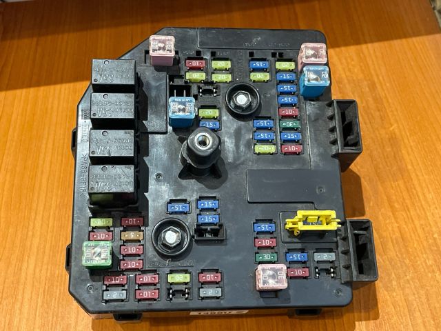 bontott OPEL ANTARA Biztosítéktábla Utastér