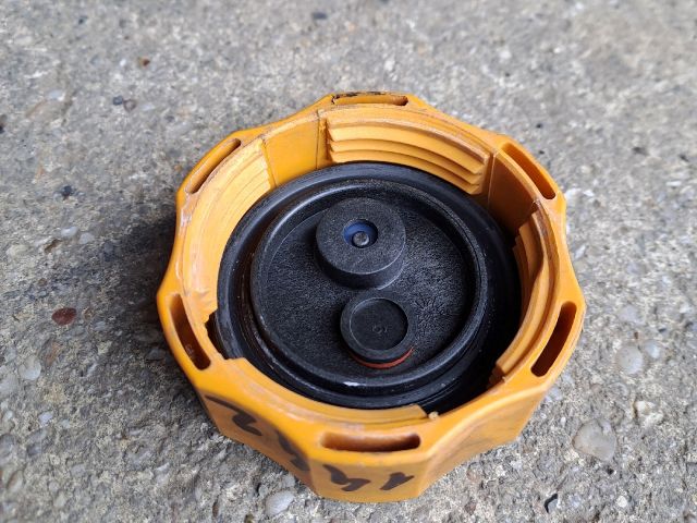 bontott OPEL ANTARA Kiegyenlítőtartály Sapka