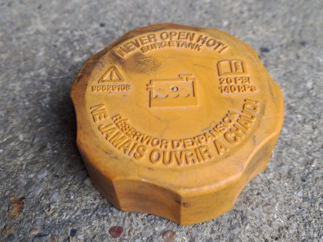 bontott OPEL ANTARA Kiegyenlítőtartály Sapka