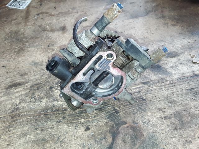 bontott OPEL ASTRA F Központi Injektor