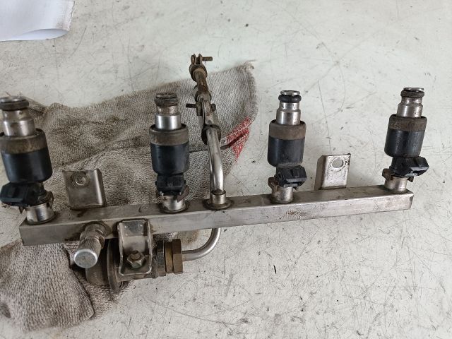 bontott OPEL ASTRA F Porlasztó Sor / Híd