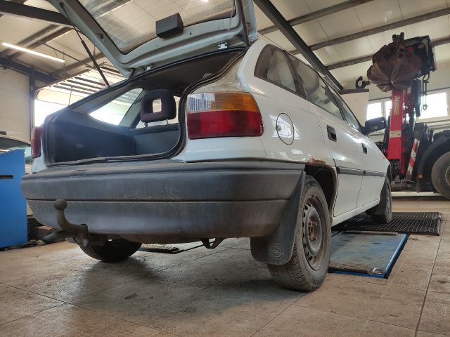 bontott OPEL ASTRA F Bal első Dobbetét (Kerékjárati, Műanyag)