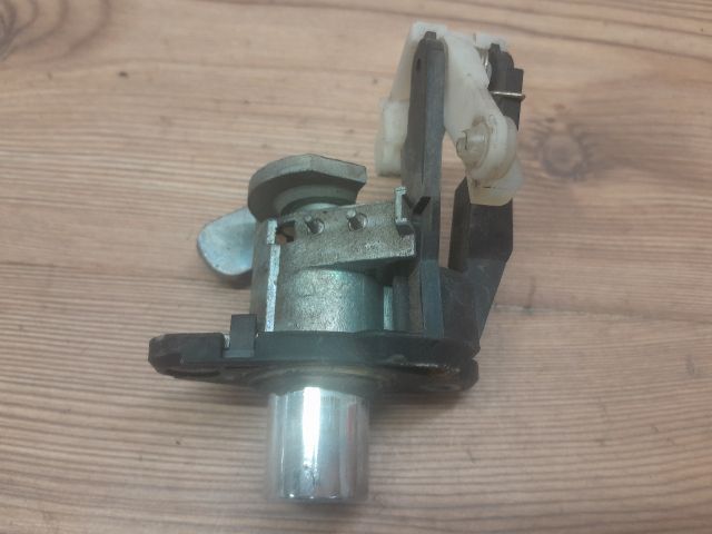 bontott OPEL ASTRA F Csomagtér Nyitó Kar / Gomb