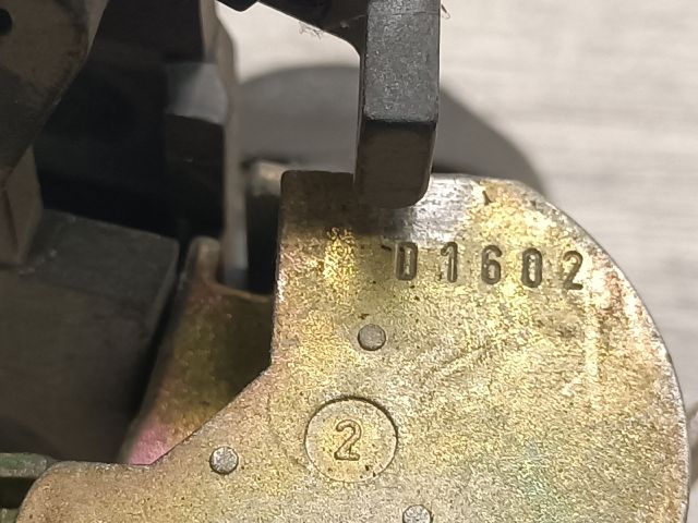 bontott OPEL ASTRA F Csomagtér Nyitó Kar / Gomb