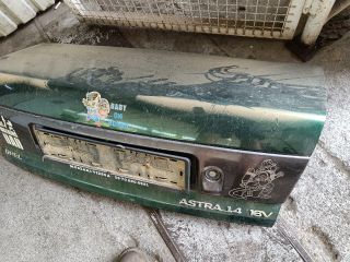 bontott OPEL ASTRA F Csomagtérajtó (Részeivel)
