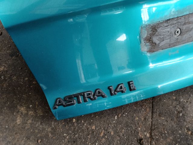 bontott OPEL ASTRA F Csomagtérajtó (Részeivel)