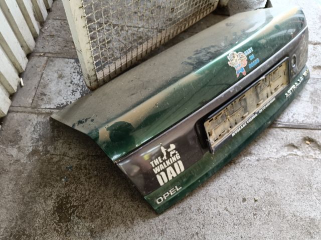 bontott OPEL ASTRA F Csomagtérajtó (Részeivel)