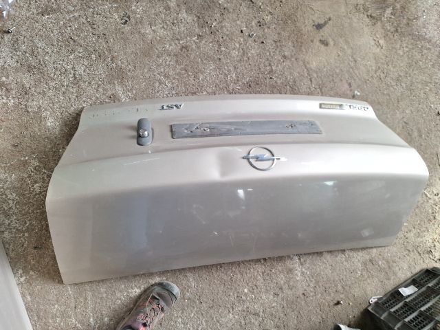 bontott OPEL ASTRA F Csomagtérajtó (Részeivel)