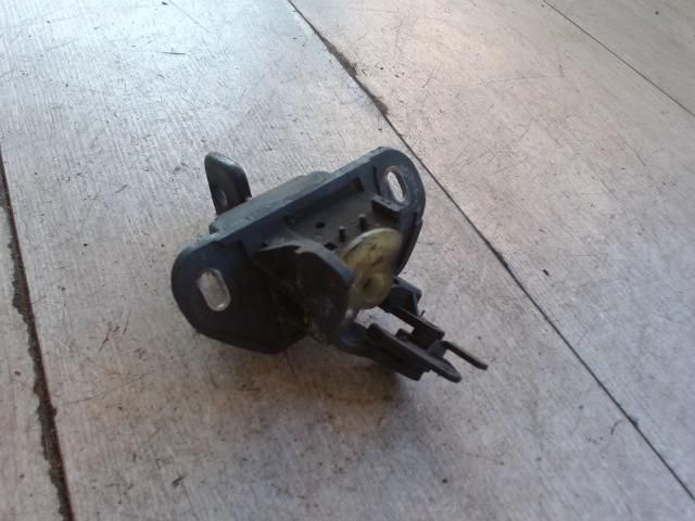 bontott OPEL ASTRA F Csomagtérajtó Zárbetét