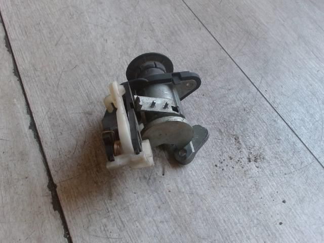 bontott OPEL ASTRA F Csomagtérajtó Zárbetét