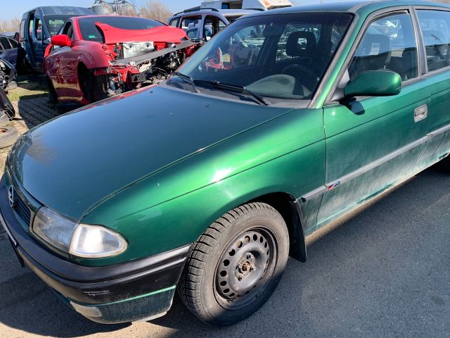 bontott OPEL ASTRA F Első Lökhárító (Részeivel)