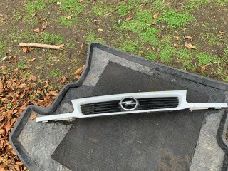 bontott OPEL ASTRA F Hűtőrács