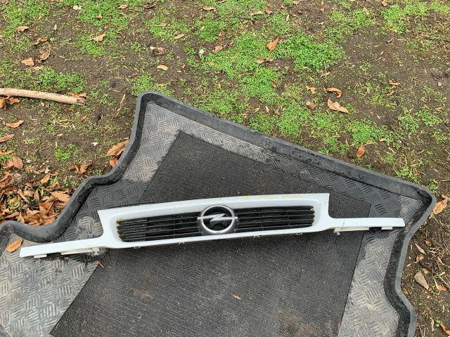 bontott OPEL ASTRA F Hűtőrács