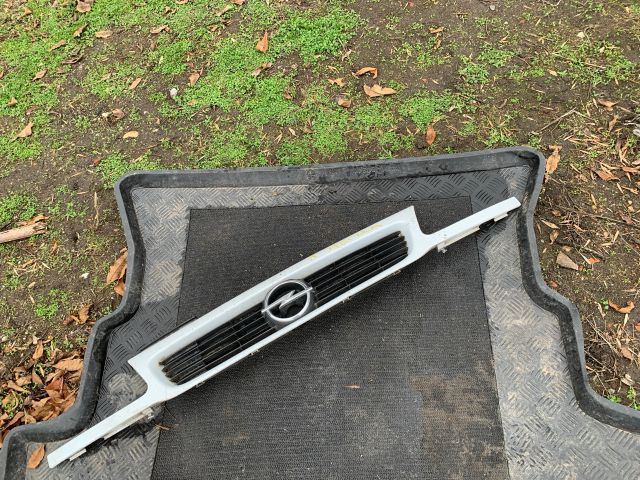 bontott OPEL ASTRA F Hűtőrács