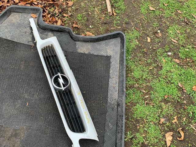 bontott OPEL ASTRA F Hűtőrács