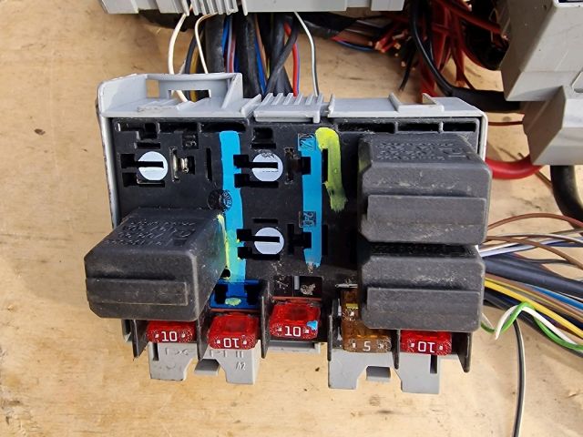 bontott OPEL ASTRA G Biztosítéktábla Motortér