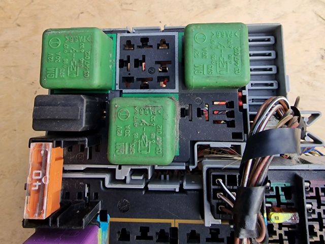 bontott OPEL ASTRA G Biztosítéktábla Motortér