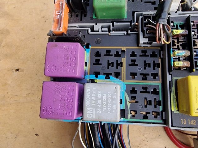 bontott OPEL ASTRA G Biztosítéktábla Motortér