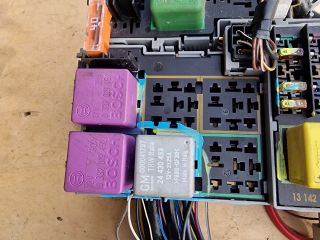 bontott OPEL ASTRA G Biztosítéktábla Motortér