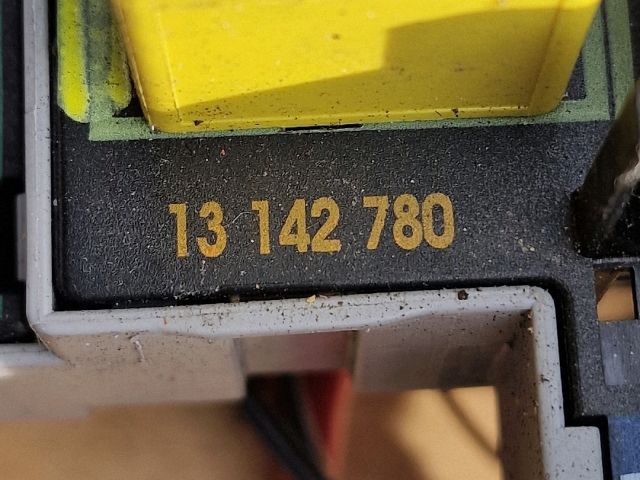 bontott OPEL ASTRA G Biztosítéktábla Motortér