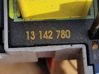 bontott OPEL ASTRA G Biztosítéktábla Motortér