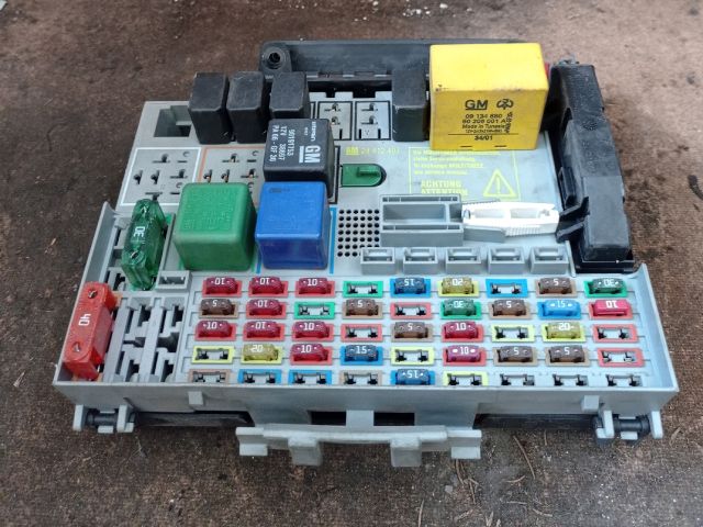 bontott OPEL ASTRA G Biztosítéktábla Motortér