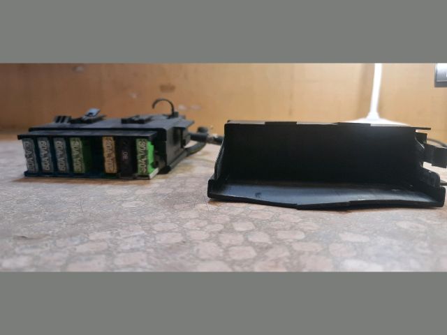 bontott OPEL ASTRA G Biztosítéktábla Motortér