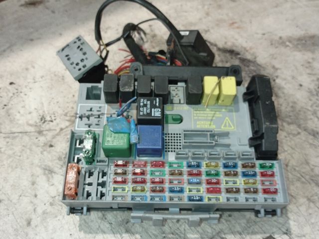 bontott OPEL ASTRA G Biztosítéktábla Motortér