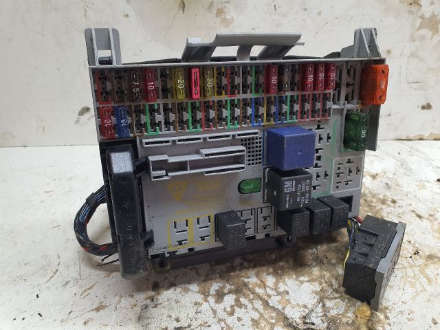 bontott OPEL ASTRA G Biztosítéktábla Utastér