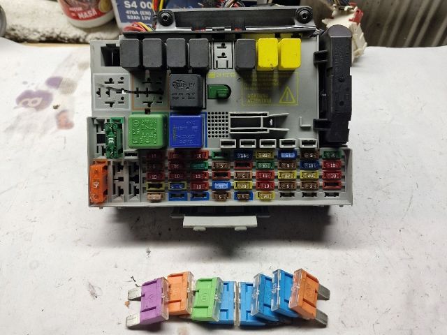 bontott OPEL ASTRA G Biztosítéktábla Utastér