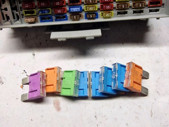 bontott OPEL ASTRA G Biztosítéktábla Utastér