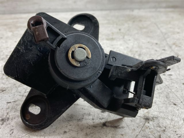 bontott OPEL ASTRA G Csomagtér Nyitó Kar / Gomb