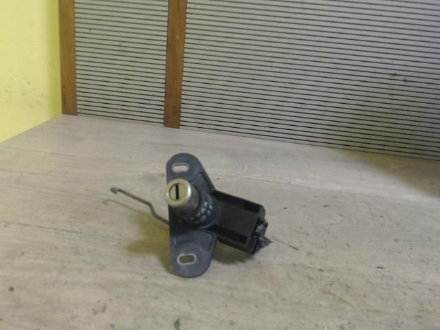 bontott OPEL ASTRA G Csomagtérajtó Zárbetét