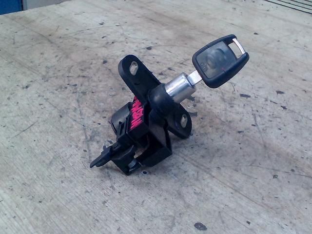 bontott OPEL ASTRA G Csomagtérajtó Zárbetét