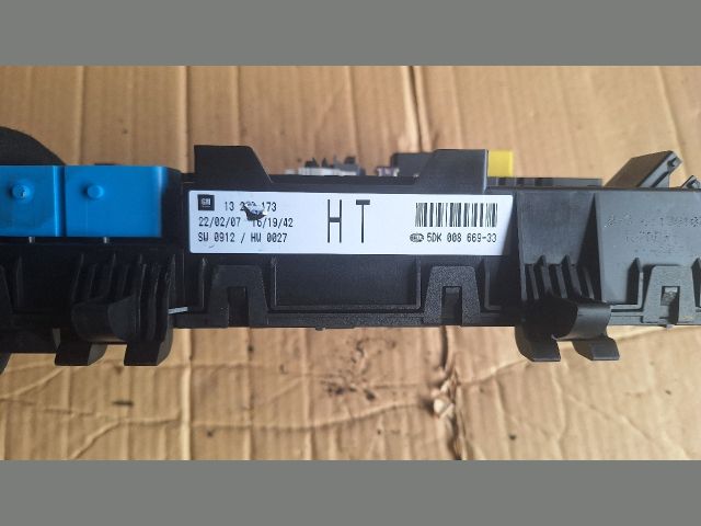 bontott OPEL ASTRA H Biztosítéktábla Motortér