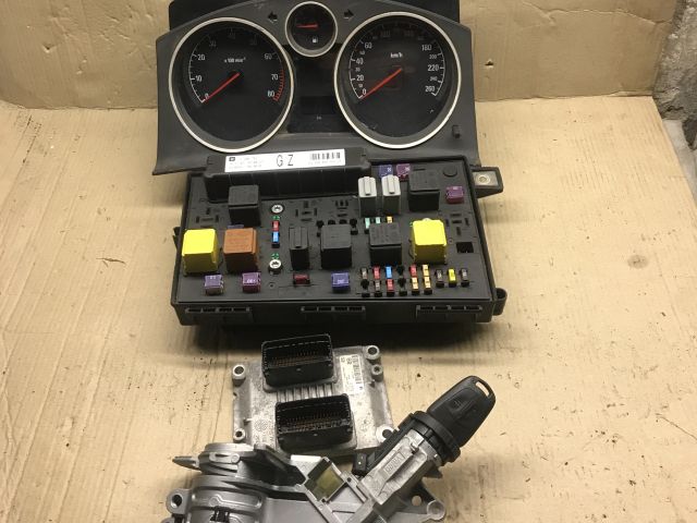 bontott OPEL ASTRA H Biztosítéktábla Motortér