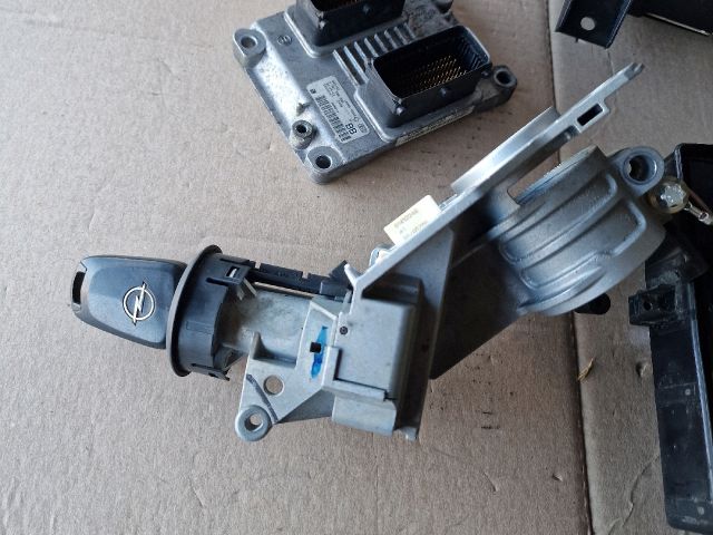 bontott OPEL ASTRA H Biztosítéktábla Motortér