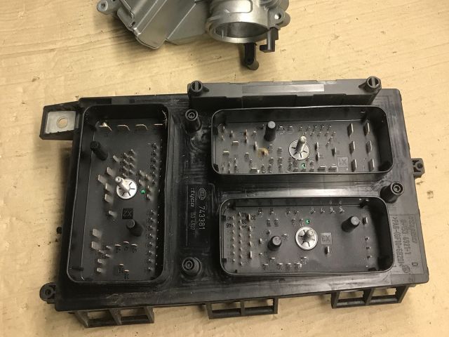 bontott OPEL ASTRA H Biztosítéktábla Motortér