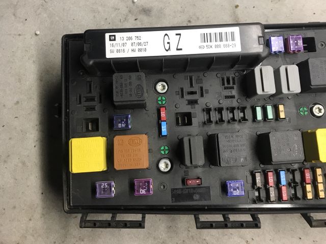 bontott OPEL ASTRA H Biztosítéktábla Motortér