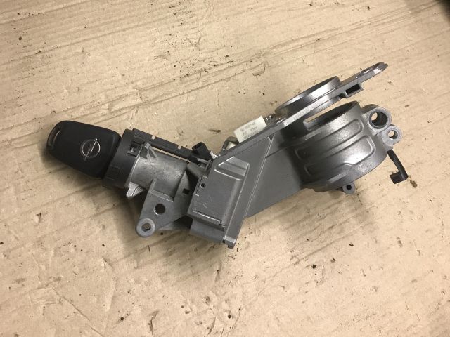 bontott OPEL ASTRA H Biztosítéktábla Motortér