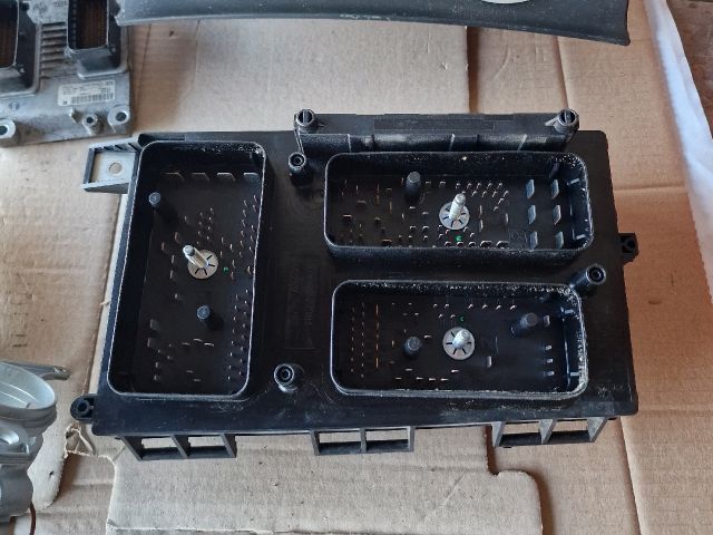 bontott OPEL ASTRA H Biztosítéktábla Motortér