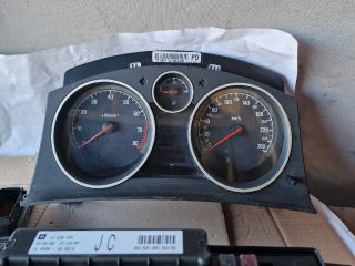 bontott OPEL ASTRA H Biztosítéktábla Motortér