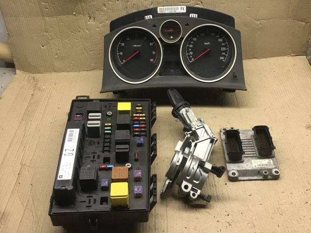 bontott OPEL ASTRA H Biztosítéktábla Motortér